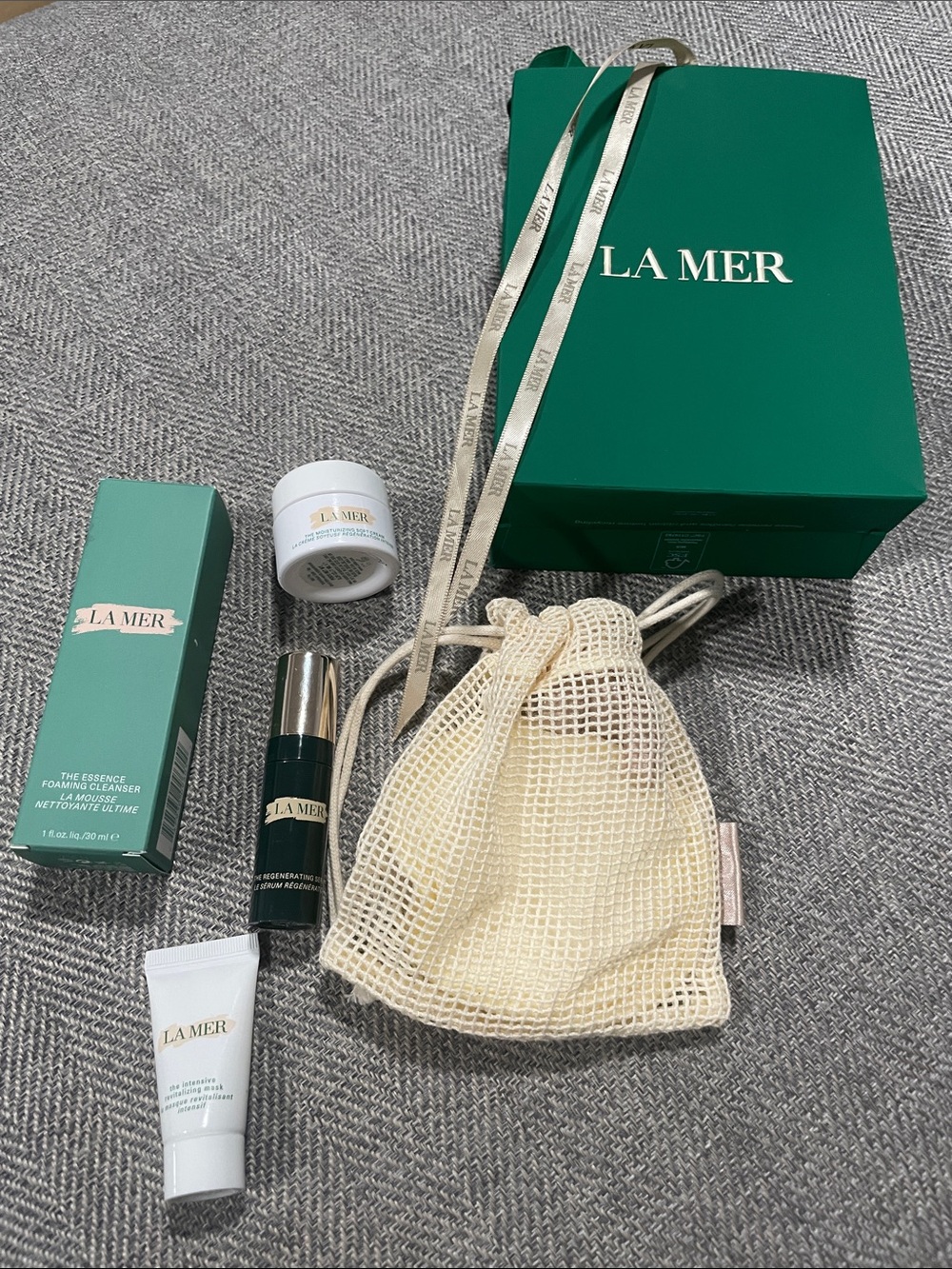 La Mer Skincare Gift Set in Emerald Green and Cream